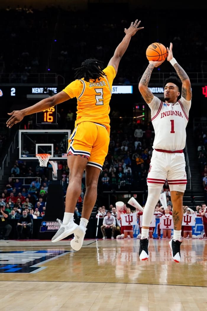 Jalen Hood-Schifino (1) attempts a shot against Kent State Golden Flashes guard Malique Jacobs (2) in the first half at MVP Arena.©